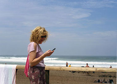 Cyndy sends SMS at Dee Why